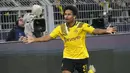Penyerang Borussia Dortmund, Karim Adeyemi melakukan selebrasi usai mencetak gol ke gawang Chelsea selama pertandingan leg pertama babak 16 besar Liga Champions di Signal Iduna Park, Jeramn, Kamis (16/2/2023). Dortmund menang atas Chelsea dengan skor tipis 1-0. (AP Photo/Martin Meissner)