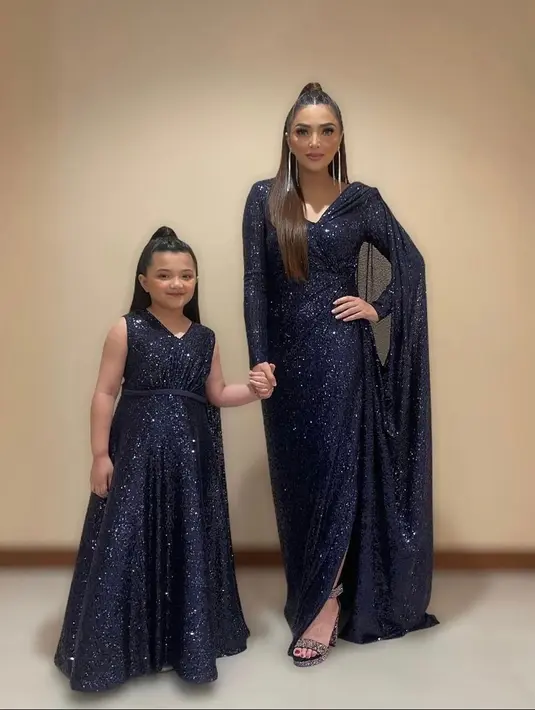 <p>Long dress navy dengan detail blink blink ini sangat anggun digunakan oleh ibu dan anak.&nbsp;(instagram/queenarsy)</p>