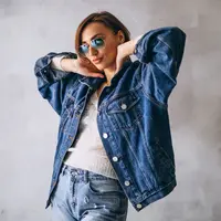 Apabila kamu bosan dengan biru, coba denim dengan warna berbeda. Jeans hitam dengan jaket biru navy atau jeans putih dengan jaket denim biru tua bisa memberi kesan modern. (foto/dok: freepik/senivpetro)