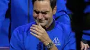 Roger Federer dari Tim Eropa menangis setelah pertandingan ganda Piala Laver di arena O2 di London, Jumat (23/9/2022). Laga terakhir Federer dilakoni di nomor ganda putra. Petenis asal Swiss itu berduet dengan salah satu rival terbesarnya, Rafael Nadal. (AP Photo/Kin Cheung)