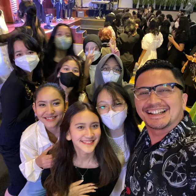 Ferry Maryadi dan mantan istri, Risma Nilawati hadir dalam wisuda anak mereka, Harley Ava Princy (Foto: Instagram @kangferrymaryadi)