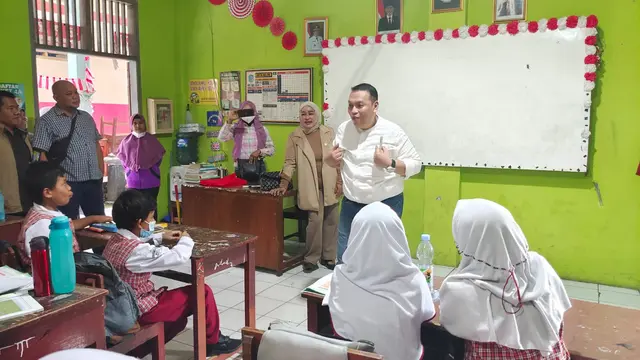 Anggota DPRD Kota Depok mengajar di ruang kelas siswa SDN Pondok Cina 1, Kecamatan Beji, Kota Depok. (Liputan6.com/Dicky Agung Prihanto)
