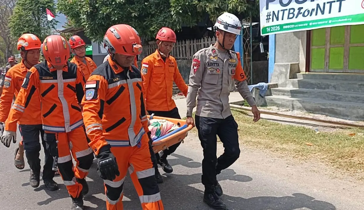 Tim SAR Gabungan mengevakuasi penduduk rentan pascagempa bumi di Kabupaten Manggarai Timur, Nusa Tenggara Timur, Kamis, 20 Agustus 2026. (Basarnas)