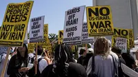 Demonstran antiperang beraksi&nbsp;di Los Angeles, Amerika Serikat (AS), Minggu (22/6/2025), menyusul serangan udara AS terhadap tiga fasilitas nuklir Iran. (Dok. AP/Jae C. Hong)