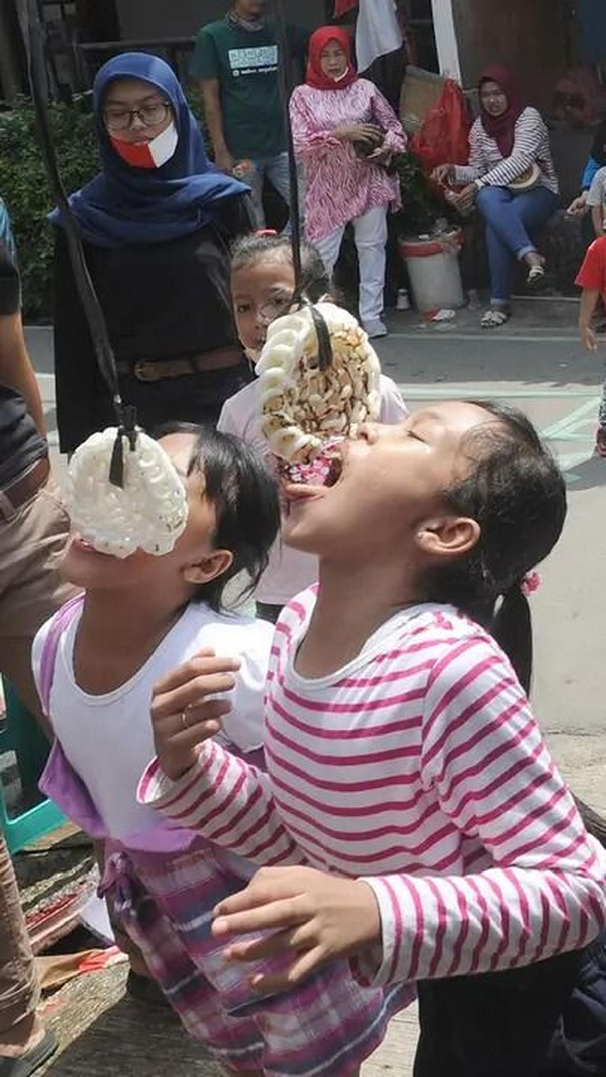 Meski lomba kerupuk adalah hiburan di masa sekarang, namun hal ini juga sebagai simbol persatuan agar masa sulit tidak terulang.