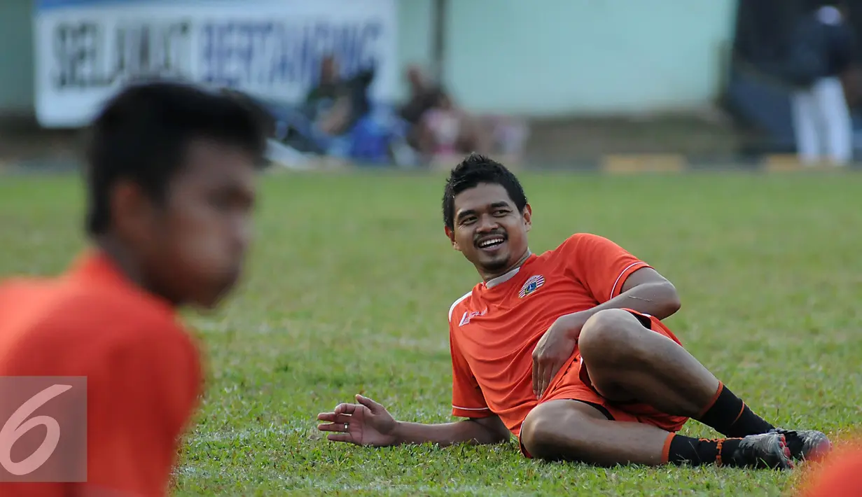 Penyerang Persija, Bambang Pamungkas melakukan pendinginan usai latihan di Markas Yon Zikon 14, Jakarta, Senin (24/8/2015). Persija kembali berlatih untuk menghadapi turnamen Piala Presiden 2015. (Liputan6.com/Helmi Fithriansyah)