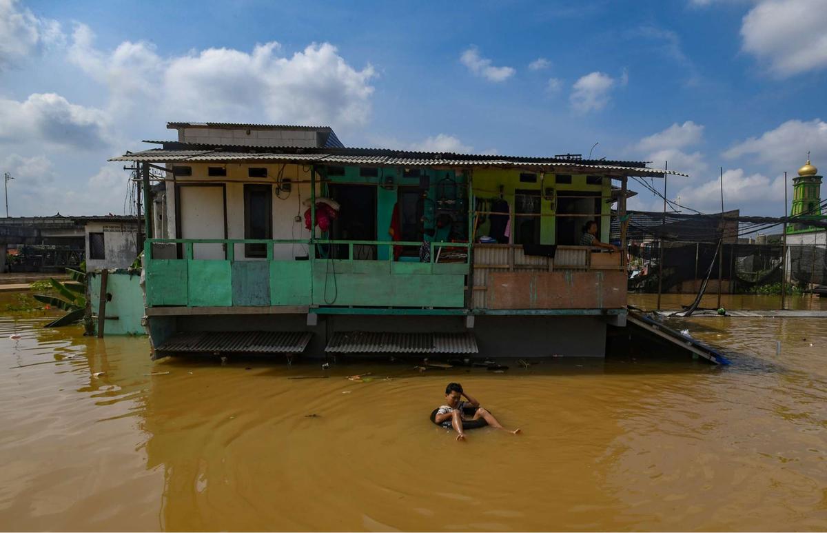 Banjir akibat luapan Sungai Ciliwung di Jakarta