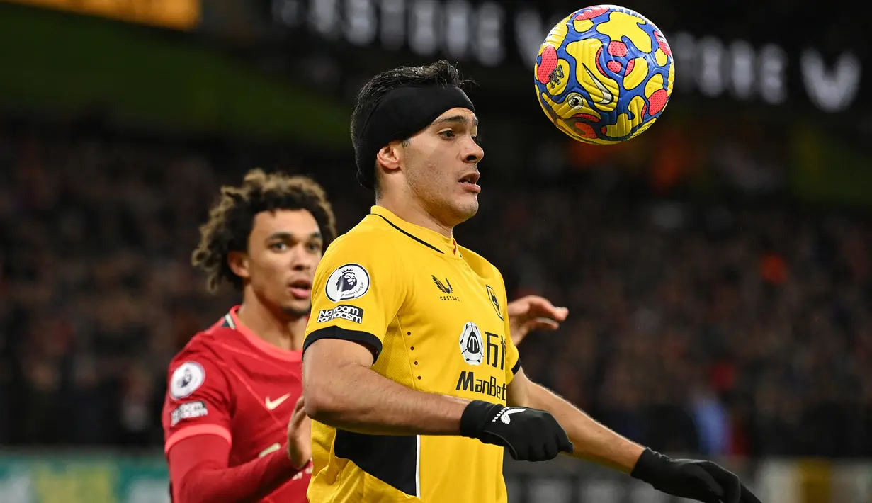 Raul Jimenez. Striker Wolverhampton berusia 30 tahun yang sedang dalam proses pemulihan akibat cedera di kepalanya ini selalu tampil menggunakan pelindung kepala di Liga Inggris musim ini. Baru mencetak 3 gol, ia telah terjebak offside 13 kali dari total 16 laga. (AFP/Justin Tallis)