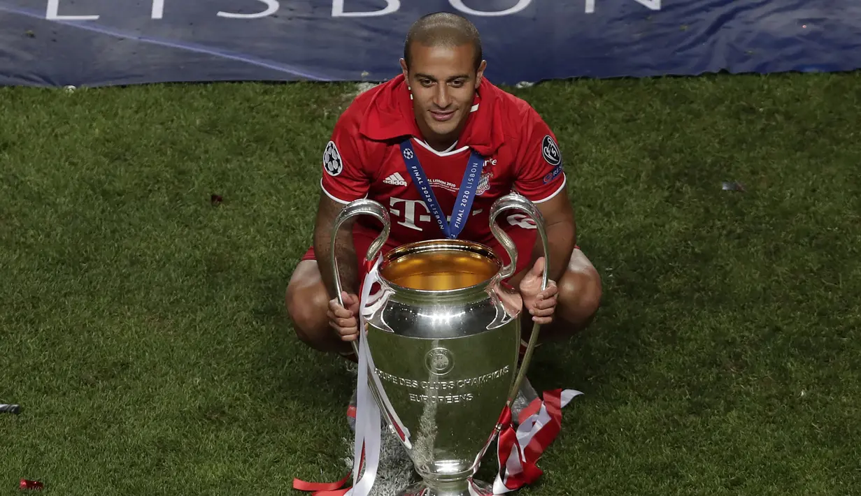 Thiago Alcantara. Gelandang asal Spanyol yang kini memasuki musim ke-2 bersama Liverpool total meraih 2 trofi Liga Champions. Keduanya diraihnya bersama Barcelona musim 2010/2011 dan Bayern Munchen musim 2019/2020. Musim ini ia berpeluang meraihnya bersama Liverpool. (AFP/Pool/Manu Fernandez)