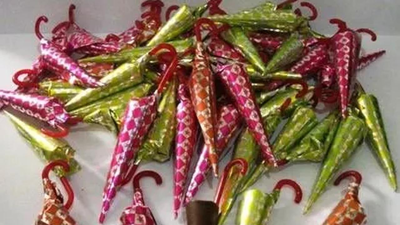 Beberapa merek makanan itu mendominasi dan hampir semua anak SD menggemarinya.