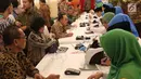 Sejumlah pejabat melakukan pembayaran Zakat di Istana Negara, Jakarta, Senin (28/5). Sekitar 300 pejabat kementerian/lembaga tinggi negara dan direksi BUMN melakukan pembayaran zakat melalui Baznas . (Liputan6.com/Angga Yuniar)