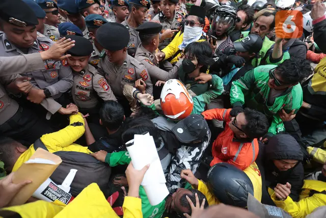 Aksi Mahasiswa Menuju DPR Diwarnai Saling Dorong dengan Polisi
