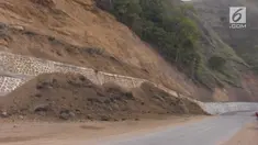 Gempa susulan magnitudo 7 di Lombok, NTB. Menyebabkan longsor di sejumlah titik jalur menuju Gunung Rinjani dan merusak fasilitas umum. Gubernur NTB, Muhammad Zainul Majdi menginstruksikan warga agar tidak menggunakan fasilitas perkantoran dan jalan ...