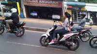 Banyak perempuan yang berkendara tidak memenuhi kaidah safety riding. 