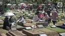 Sejumlah umat muslim berdoa di makam keluarganya di Tempat Pemakaman Umum (TPU) Karet Tengsin, Jakarta, Minggu (27/3/2022). Sepekan jelang datangnya bulan suci Ramadan, banyak warga yang melakukan tradisi ziarah makam untuk mendoakan keluarganya. (Liputan6.com/Faizal Fanani)