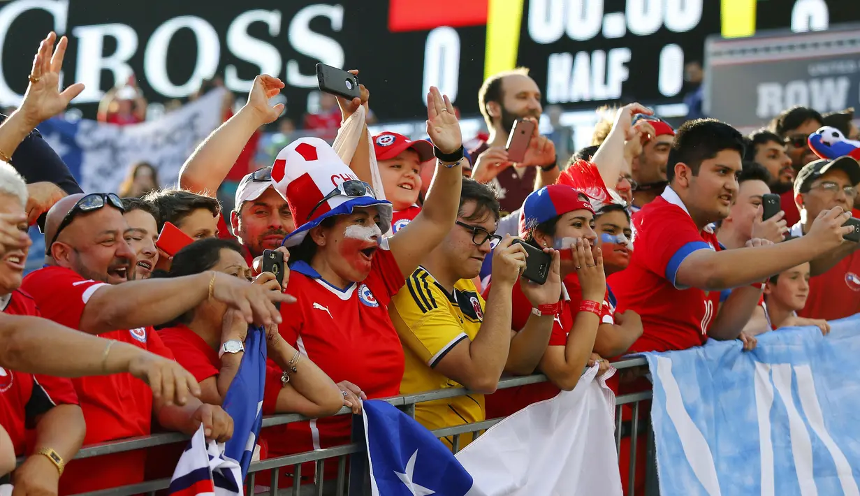 Suporter Chile memberikan dukungan kepada timnya saat melawan Bolivia pada babak penyisihan grup Copa America Centenario 2016 di Stadion Gillette, Foxborough, AS, Sabtu (11/6/2016) WIB. (Mandatory Credit: Winslow Townson-USA TODAY Sports)