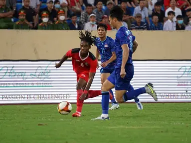 Pemain Timnas Indonesia U-23 Ronaldo Kwateh (kiri) menggiring bola melewati para pemain Timnas Thailand U-23 pada pertandingan semifinal SEA Games 2021 di Thien Truong Stadium, Vietnam, Kamis (19/5/2022). Timnas Indonesia U-23 kalah 0-1. (Dok. PSSI)