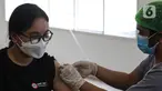 Petugas kesehatan memberikan vaksin booster dosis kedua atau vaksinasi dosis keempat untuk tenaga kesehatan relawan yang bertugas di RSDC, Wisma Atlit, Kemayoran, Jakarta. Rabu (3/8/2022). Pemerintah melalui Kementerian Kesehatan (Kemenkes) mulai melaksanakan pemberian vaksinasi Covid-19 dosis keempat atau booster kedua bagi para tenaga kesehatan (nakes). (Liputan6.com/Faizal Fanani)