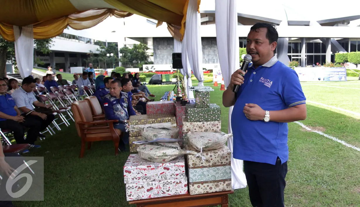 Wakil Ketua Fraksi Partai Demokrat Herman Khaeron memberikan sambutan saat off membuka turnamen futsal dalam rangka HUT Partai Demokrat ke-15 di Lapangan Sepakbola DPR, Kompleks Parlemen Senayan, Jakarta, Jumat (9/9). (Liputan6.com/Johan Tallo)