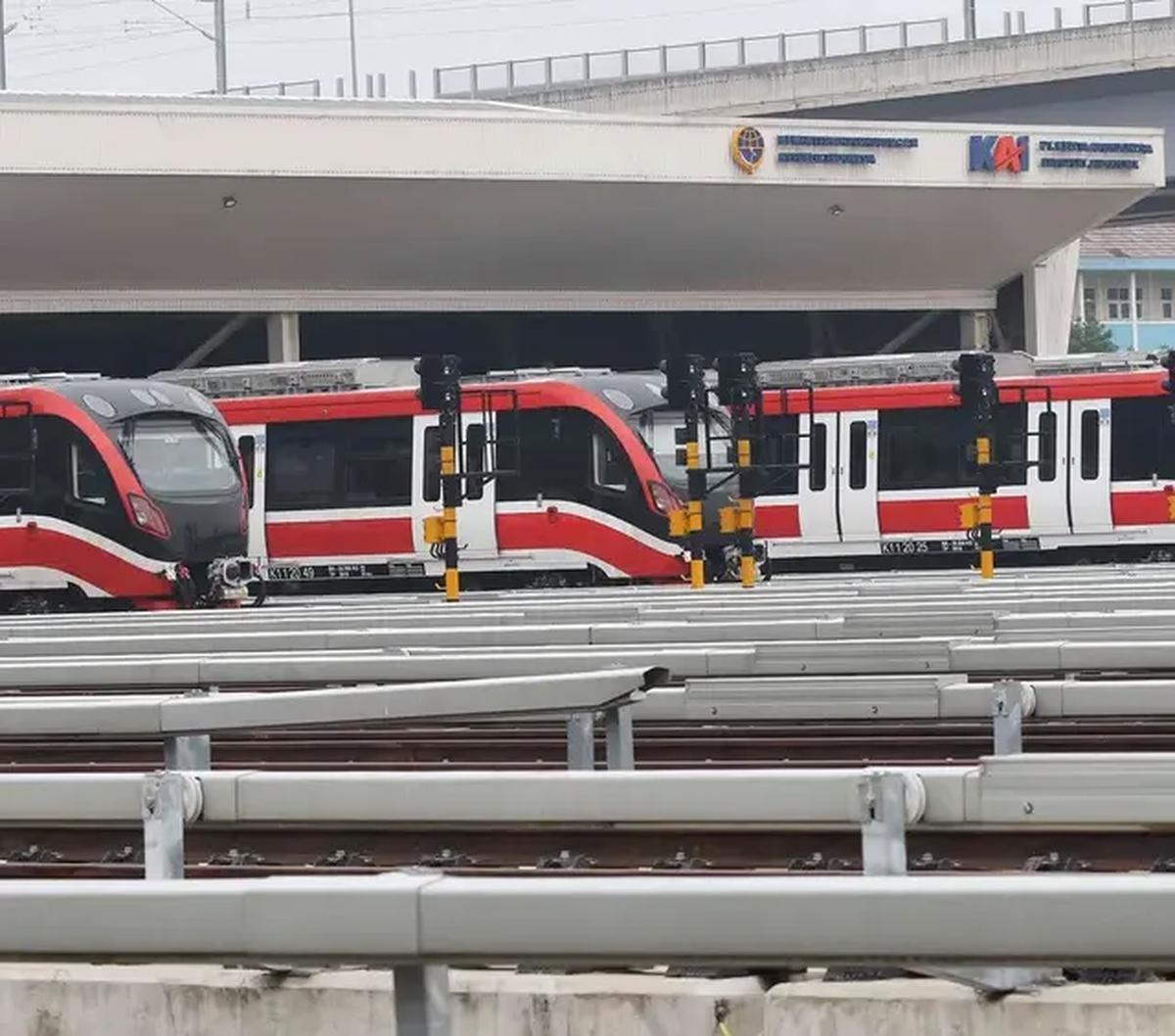 "Hari ini ada gangguan pintu pada kereta LRT sehingga berdampak pada perjalnan kereta lainnya," kata Kuswardoyo dalam keterangannya, Rabu (30/8).