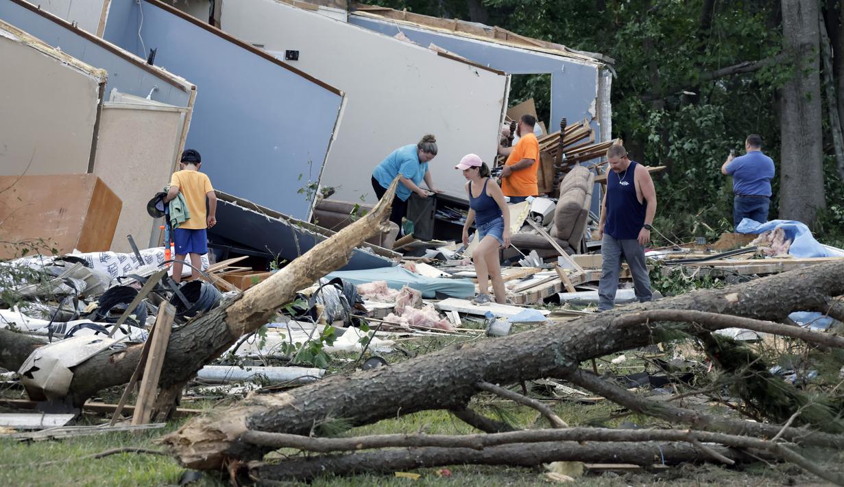 Sedikitnya 16 orang terluka antara kabupaten Nash & Edgecombe setelah tornado melewati Rocky Mount, North Carolina Rabu sore. (AP Photo/Chris Seward)