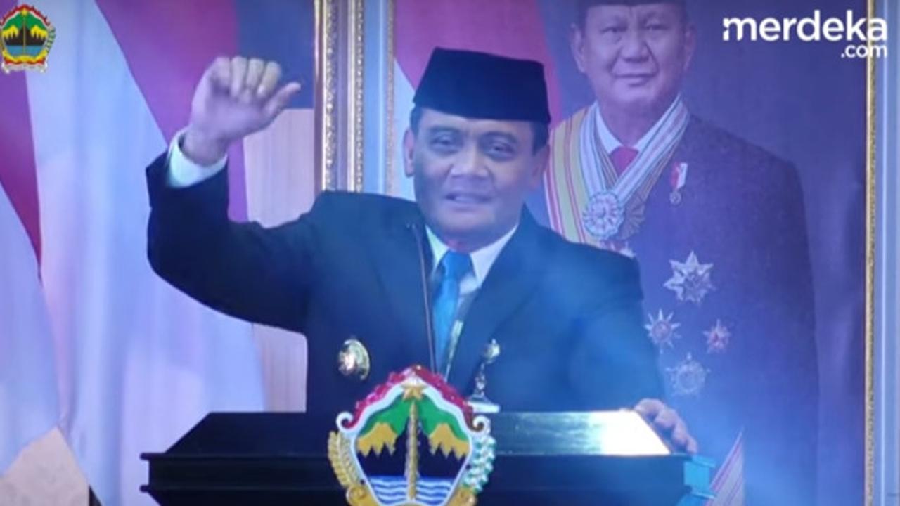 Gaya Kocak Gubernur Jateng Ahmad Luthfi Pakai Peci