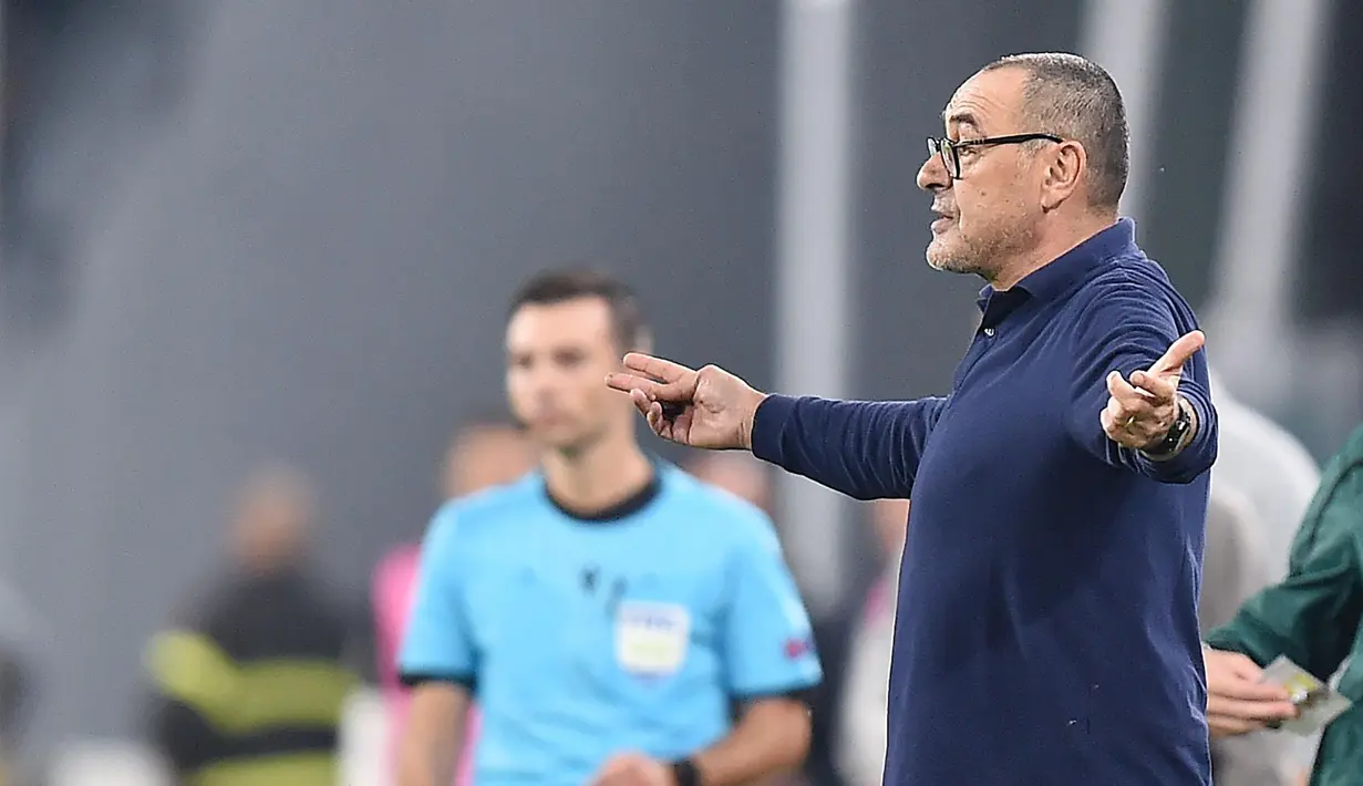 Pelatih Juventus, Maurizio Sarri menginstruksikan pemainnya saat bertanding melawan Lokomotiv Moscow pada pertandingan lanjutan grup D Liga Champions di Stadion Allianz, Turin, Italia (22/10/2019). menang tipis atas Lokomotiv Moscow 2-1. (Alessandro Di Marco/ANSA via AP)