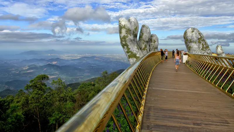 Wow, Jembatan Tangan Tuhan Vietnam Pukau Wisatawan Dunia