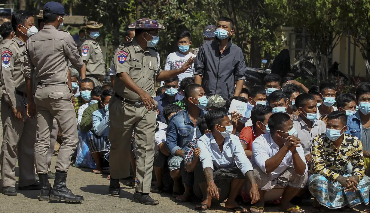Para narapidana menunggu proses untuk dibebaskan saat pemberian amnesti yang menandai peringatan 74 tahun Hari Persatuan Myanmar di penjara Insein di Yangon, Myanmar (12/2/2021).  Amnesti massal untuk mengosongkan penjara yang penuh sesak di negara itu. (AP Photo)
