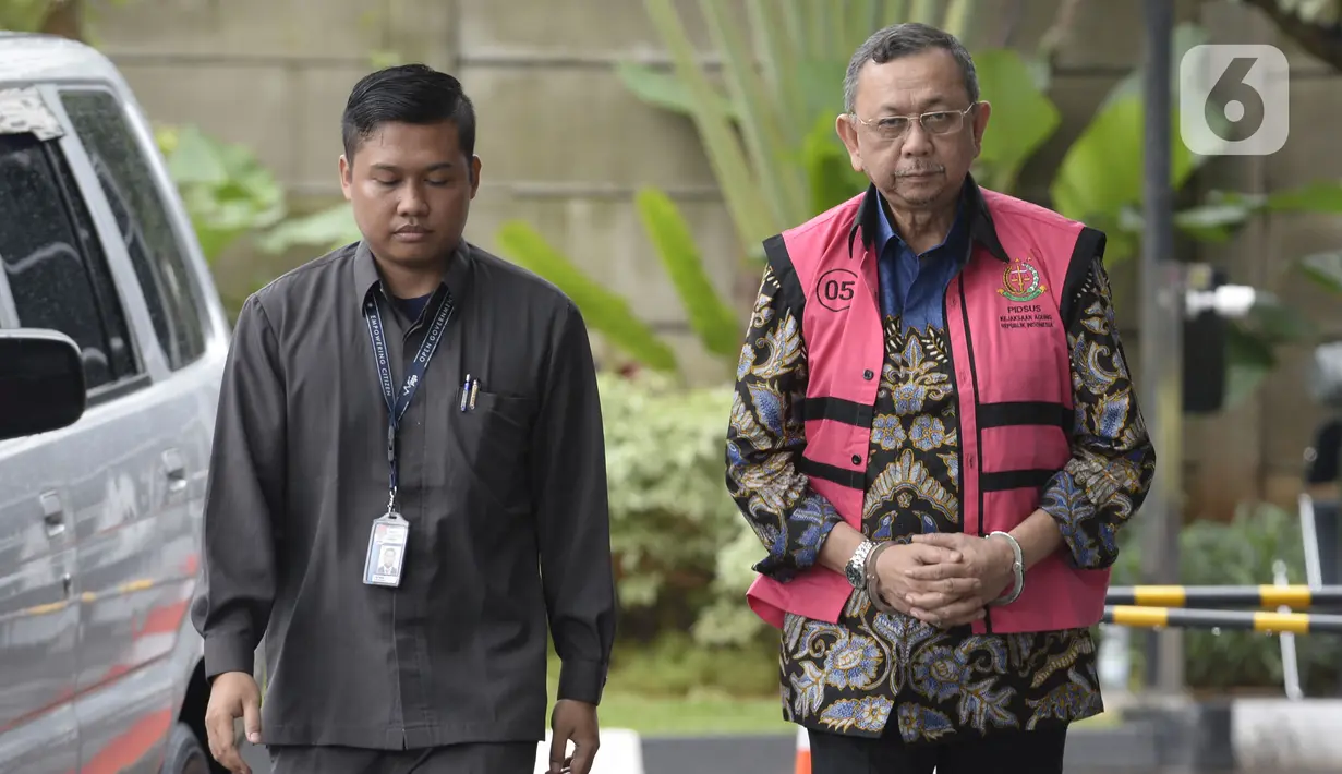 Mantan Direktur Utama PT Asuransi Jiwasraya, Hendrisman Rahim dikawal petugas akan menjalani pemeriksaan penyidik dari Kejaksaan Agung di Gedung KPK, Jakarta, Senin (20/1/2020). Hendrisman Rahim diperiksa sebagai tersangka terkait kasus korupsi PT Asuransi Jiwasraya. (merdeka.com/Dwi Narwoko)