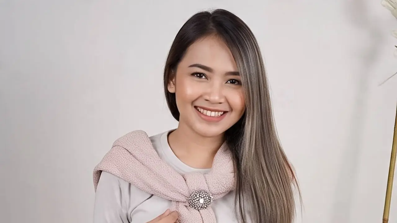 Model Rambut Wanita Panjang Lurus Poni Samping