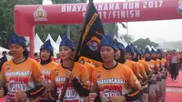 Total 10 ribu peserta turut memeriahkan Bhayangkara Run 2017 yang berlangsung di Lapangan Monas, Jakarta, Minggu (16/7/2017). (Bola.com/Zulfirdaus Harahap)