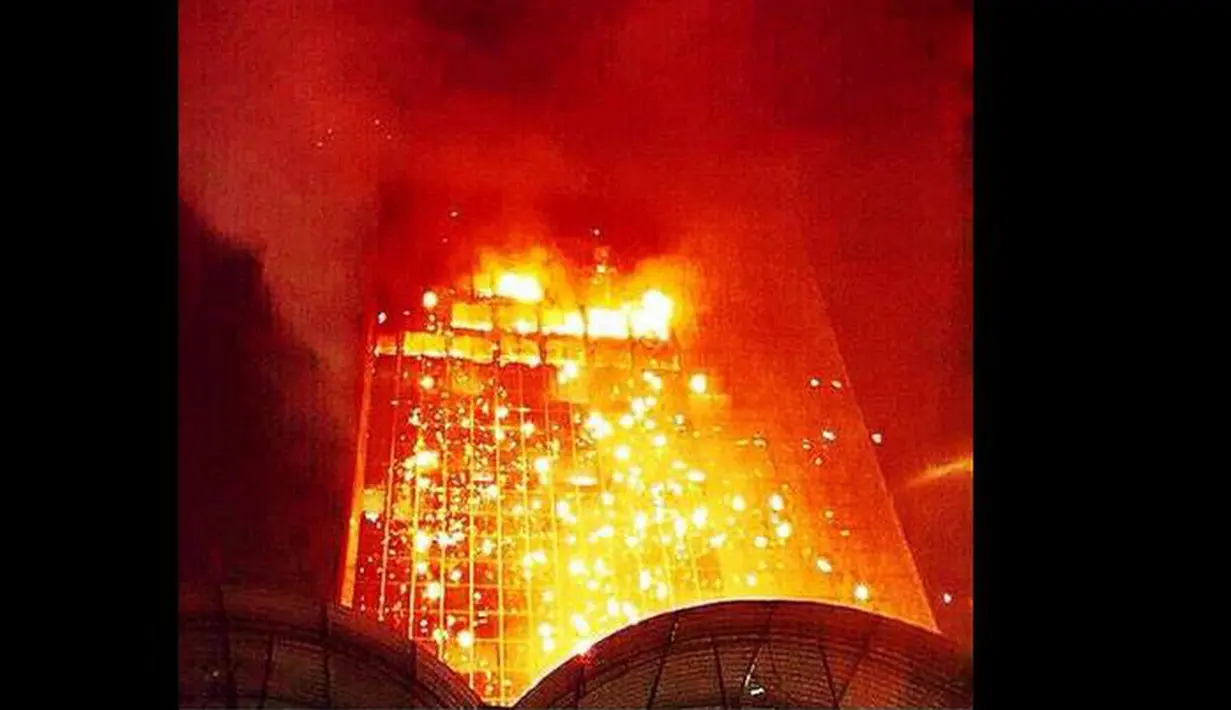 Penampakan Wisma Kosgoro yang mengalami kebakaran, Jakarta, Senin (9/3/2015). Tingginya gedung dan hembusan angin yang kencang membuat api sulit untuk dipadamkan (Twitter.com)