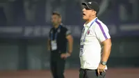 Pelatih kepala Persita Tangerang, Angel Alfredo Vera memberikan instruksi ke pemainnya saat laga pekan pertama BRI Liga 1 2022/2023 antara Persita Tangerang melawan Persik Kediri di Indomilk Arena, Tangerang, Senin (25/07/2022). (Bola.com/Bagaskara Lazuardi)