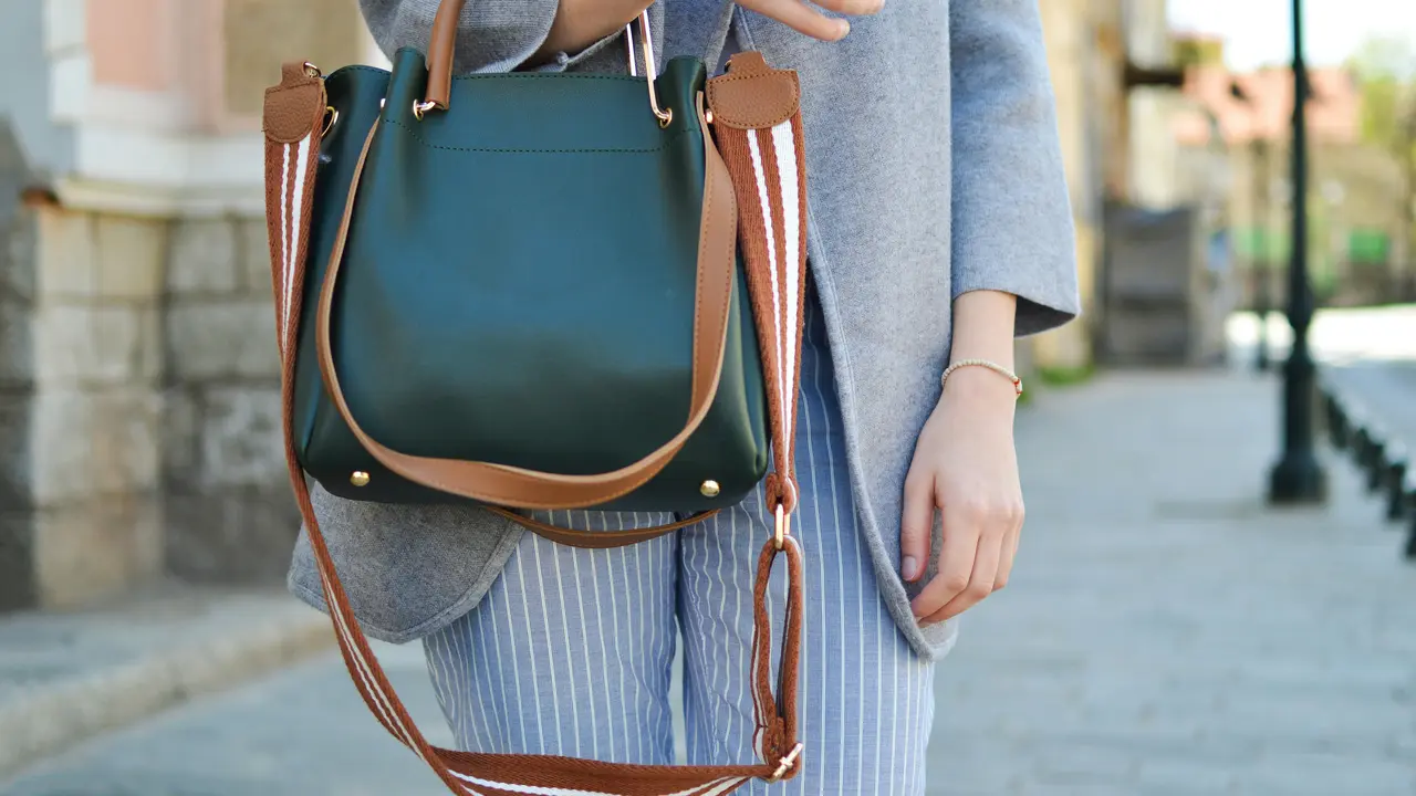 Kebiasaan Perempuan Menyimpan Barang di Tas Bisa Ungkap Sisi Psikologisnya/Photo by Tamara Bellis on Unsplash