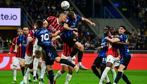 Bek AC Milan asal Jerman Malick Thiaw (kiri) dan gelandang Inter Milan asal Italia Davide Frattesi melompat untuk merebut bola selama pertandingan sepak bola semifinal leg kedua Coppa Italia antara Inter Milan dan AC Milan di stadion San Siro di Milan pada tanggal 23 April 2025.Piero CRUCIATTI / AFP