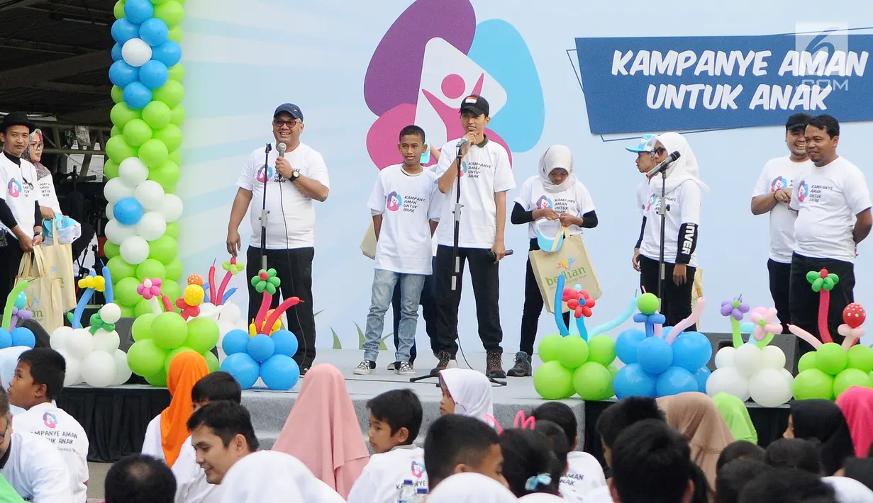 Ketua KPU  Arief Budiman bersama anak-anak dan remaja memberi sambutan pada cara Deklarasi Pemilu Ramah Anak di Gedung Bawaslu, Jakarta, Minggu (17/3). Deklarasi diikuti KPAI, KPU, Bawaslu dan Kementerian PPA. (Liputan6.com/Herman Zakharia)
