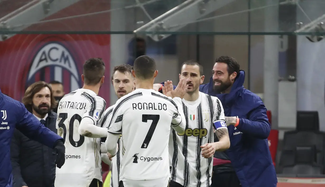 Pelatih Juventus, Andrea Pirlo (kiri) merayakan gol yang dicetak Federico Chiesa ke gawang AC Milan pada pertandingan lanjutan Liga Serie A Italia melawan AC Milan di stadion San Siro, Rabu (7/1/2021). Kemenangan ini membuat Juve kembali memanaskan perburuan Scudetto.  (AP Photo/Antonio Calanni)
