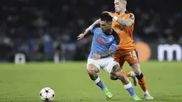 Penyerang Napoli, Matteo Politano membawa bola dari kawalan pemain Rangers, Ryan Kent pada pertandingan lanjutan Grup A Liga Champions di stadion Diego Armando Maradona di Naples, Italia, Rabu, 26 Oktober 2022. Napoli menang atas Rangers 3-0. (Alessandro Garofalo/LaPresse via AP)