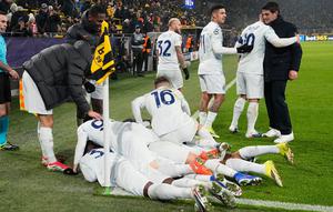Para pemain Inter Milan merayakan gol kedua yang dicetak Andy Diouf bersama pelatih Inter Milan Cristian Chivu (kanan) pada laga fase liga Liga Champions antara Borussia Dortmund vs Inter Milan di Dortmund, Jerman, Rabu, 28 Januari 2026. (AP Photo/Martin Meissner)
