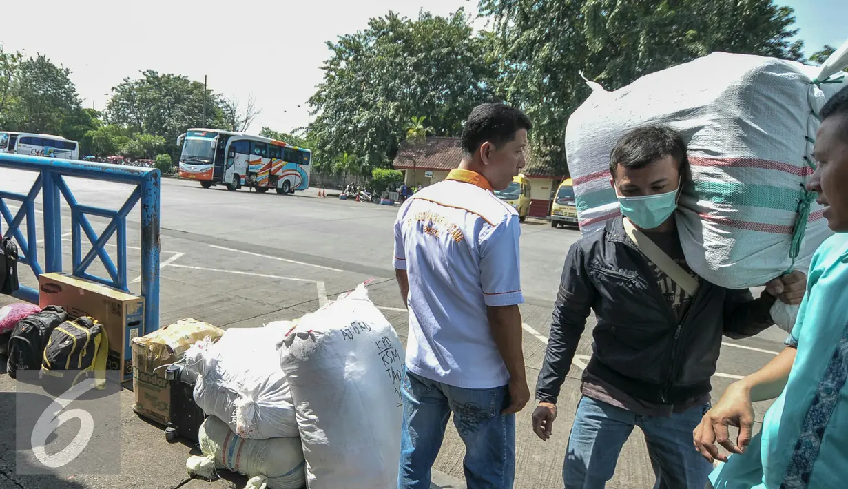 Pemudik memanggul barang bawaanya di Terminal Kampung Rambutan, Jakarta, (24/6). Selain menghindari kemacetan dan harga tiket yang tinggi, pemudik ingin menghabiskan waktu lebih lama dengan keluarga di kampung halaman. (Liputan6.com/Yoppy Renato)