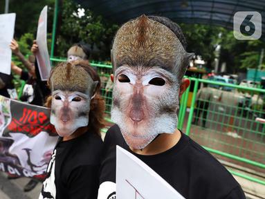 Massa aksi yang tergabung dalam Koalisi Monyet Ekor Panjang (Gabungan Animal Friends Jogja dan Aksi Peduli Monyet) menggelar unjuk rasa di depan Kementerian Lingkungan Hidup dan Kehutanan, Jakarta Pusat, Senin (23/5/2022). Meski jumlah total perdagangan tersebut tidak diketahui, tetapi masyarakat dapat dengan mudah menemukan bayi-bayi monyet yang dijual secara bebas di pasar hewan. (Liputan6.com/Johan Tallo)