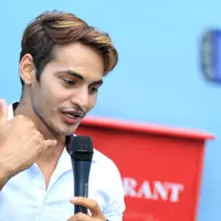 Aktor asal India Ravi Bathia kini sedang disorot punya kedekatan spesial dengan Ayu Ting-Ting. Sosok Ayu pun disebut masuk dalam kriteria wanita idaman Ravi, namun ia mengatakan hubungannya dengan Ayu hanya berteman. (Adrian Putra/Bintang.com)