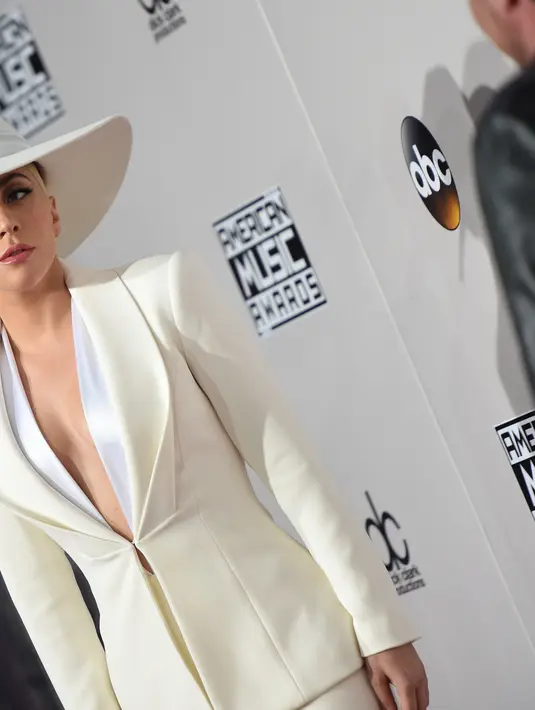 Salah satu hal yang membuat Lady Gaga dan masyarakat yang menyaksikan ikut bersedih adalah saat Selena Gomez menyampaikan kalimat yang sangat menginspirasi. Ia mengatakan, “Jika kamu hancur, kamu jangan berdiam di kehancuran itu”. (AFP/Bintang.com)