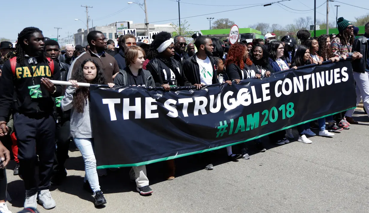 Sejumlah orang melakukan long march saat memperingati 50 tahun pembunuhan Martin Luther King Jr di Memphis, Tennessee (4/4). Martin Luther King dibunuh pada tanggal 4 April 1968. (AP/Mark Humprey)