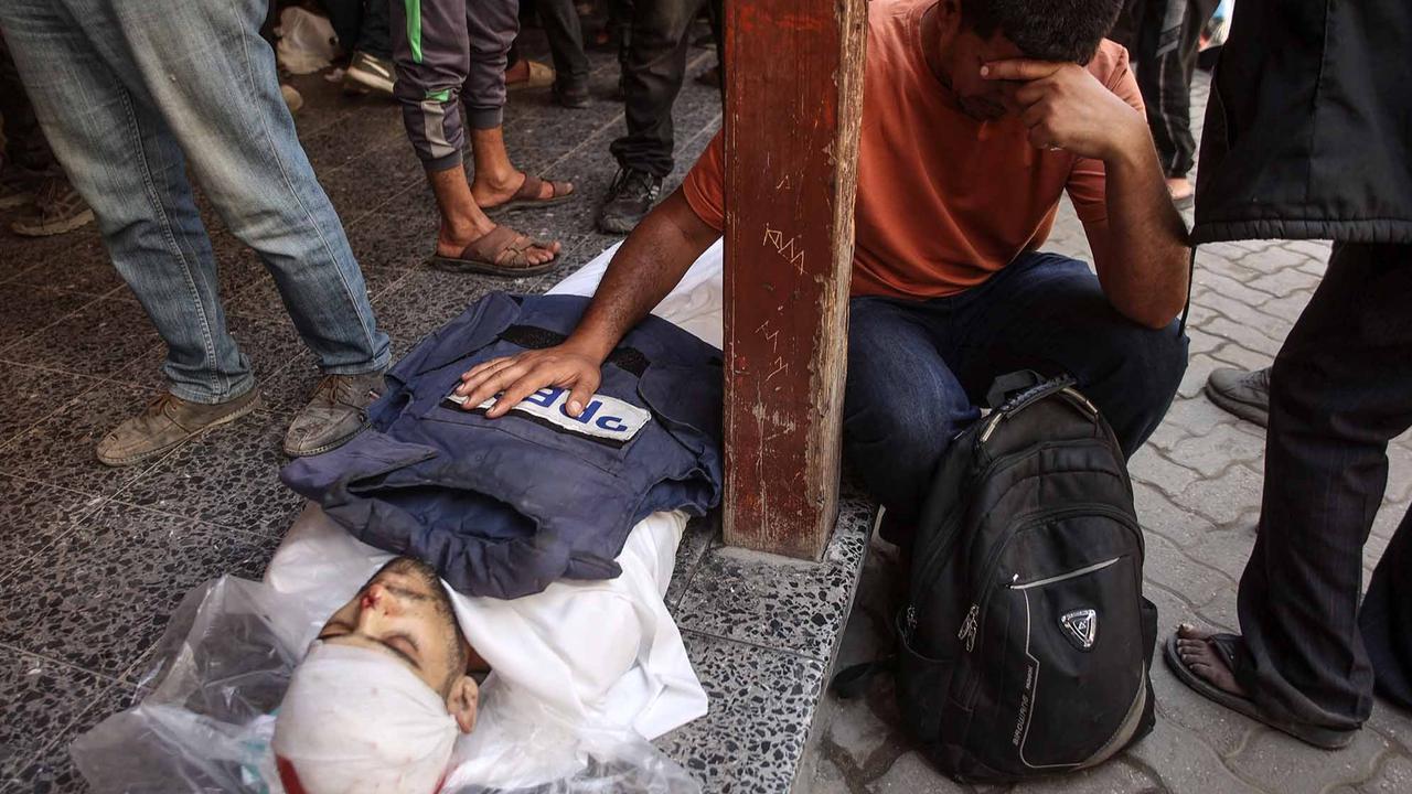 FOTO: Israel Serang RS di Gaza, Empat Jurnalis Tewas