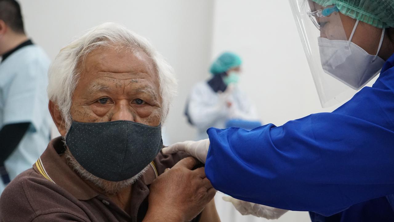 Unika Atma Jaya Tuntaskan Vaksinasi 4.500 Lansia dan Petugas Pelayanan Publik di Jakarta dan Tangerang