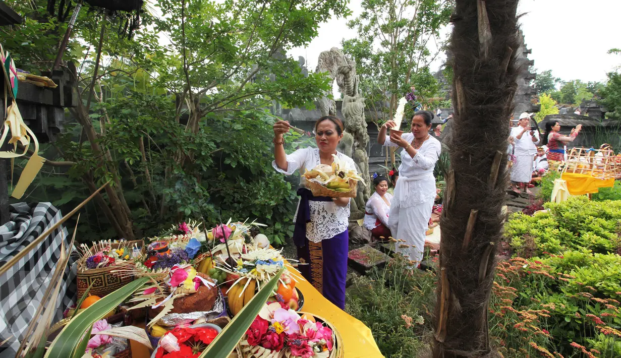 Sejumlah umat Hindu saat mengikuti perayaan Saraswati di Pura Agung Santi Bhuwana, Belgia, (26/6). Pura Aung Santi Bhuwana merupakan pura terbesar yang ada di luar Indonesia. (Arie Asona)