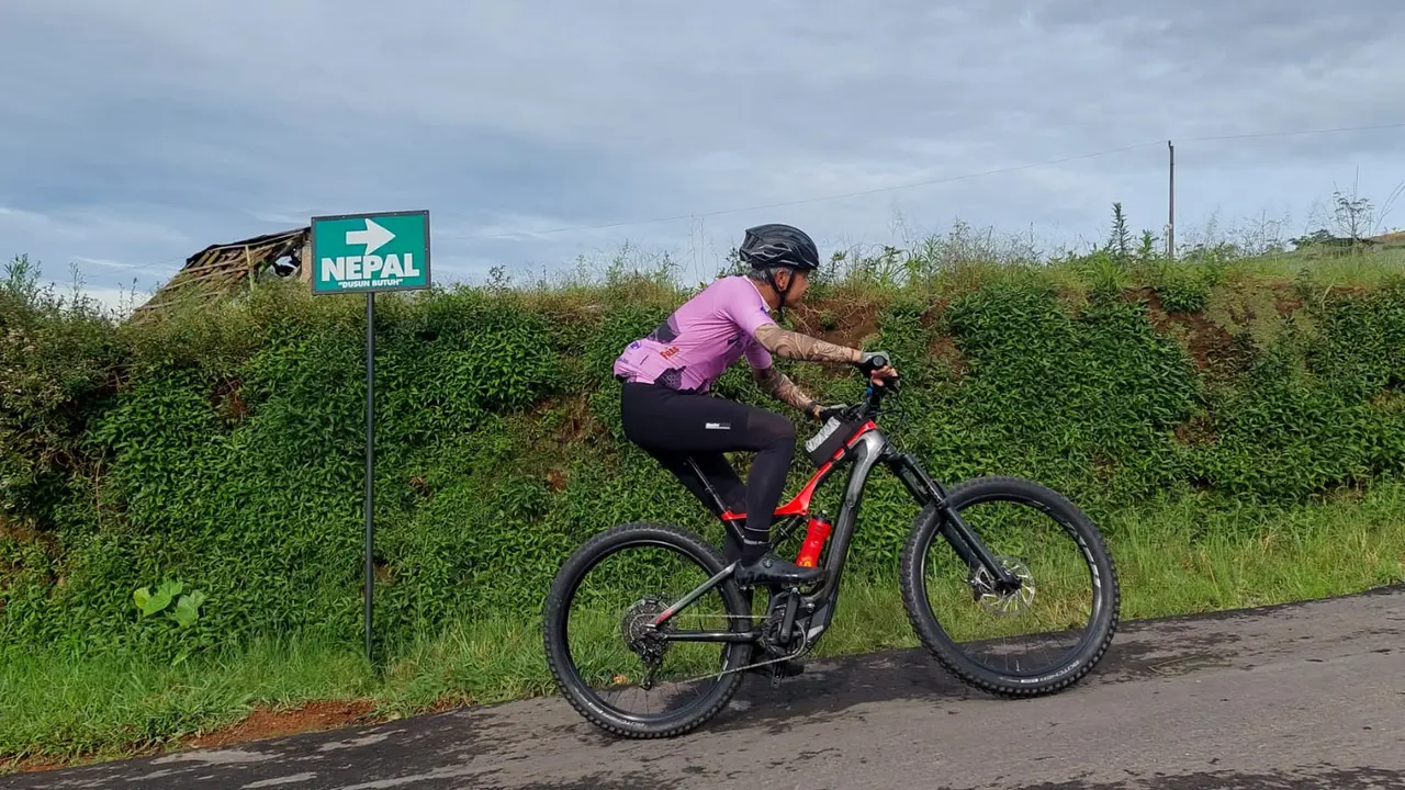 Jalur terakhir even Tour de Borobudur, Ganjar dan peserta lain harus menaklukkan tanjakan dengan elevasi hingga 30 persen menuju Nepal Van Java. (Liputan6.com/Humas Pemprov Jateng)