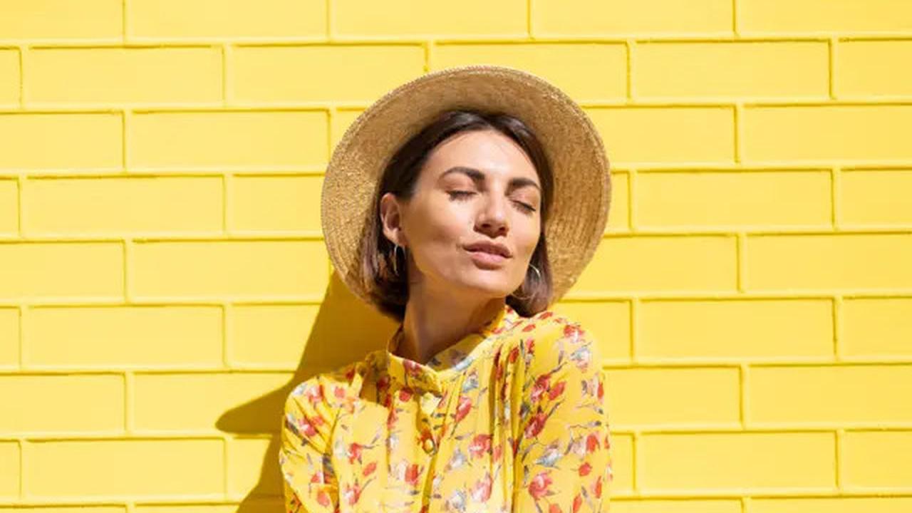 10 Pilihan Warna Outfit yang Cocok untuk Kulit Tan, Memesona!